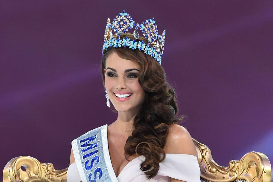Sorridente con la corona di Miss Mondo in testa